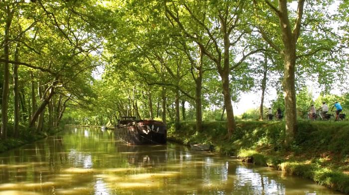 Péniche le long du Canal du Midi ©Ailium Production-ADT de l'Aude