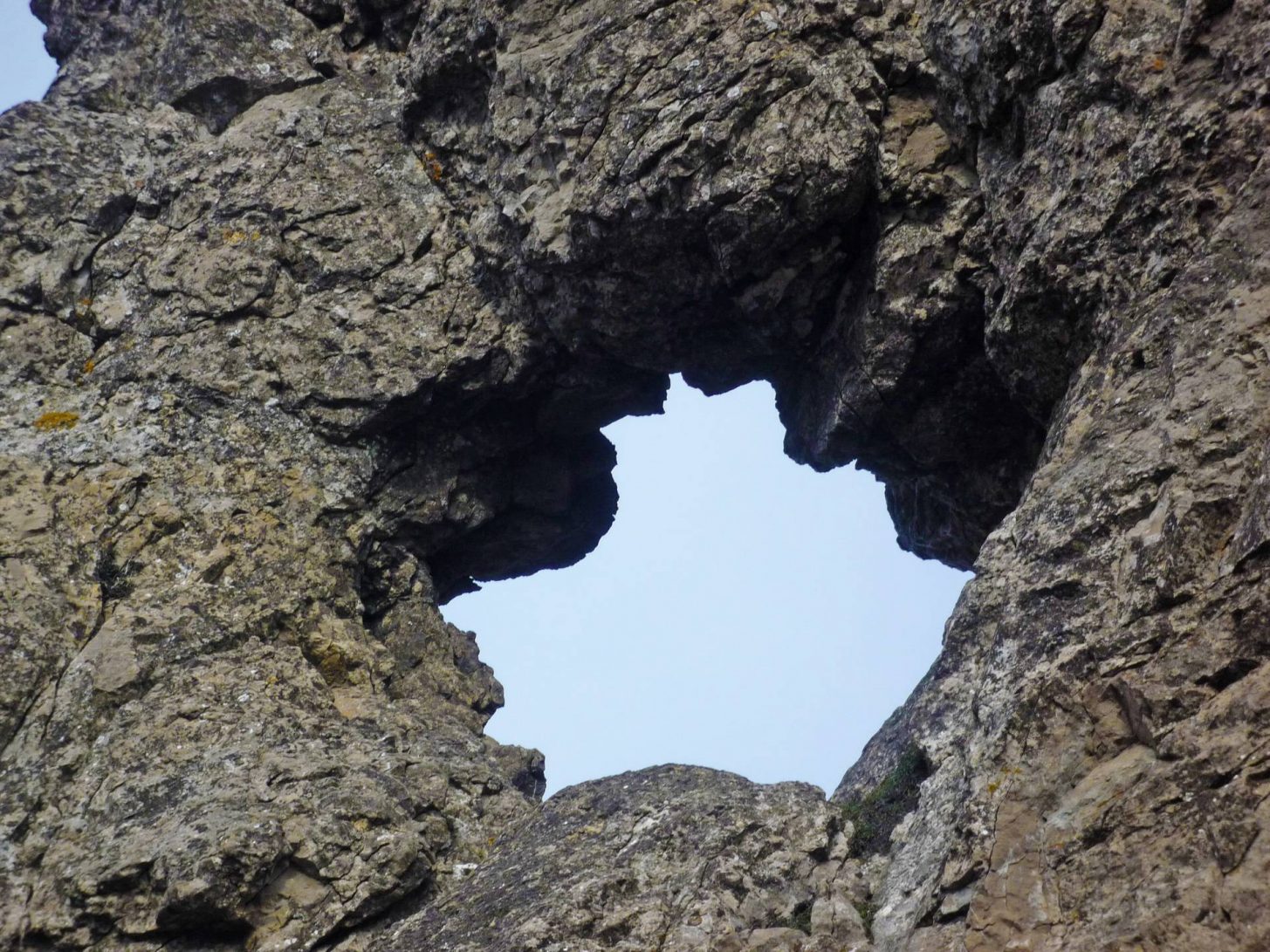 Randonnée du Pech de Bugarach par la voie de la fenêtre ©D. Cosperec-Villemarcheurs