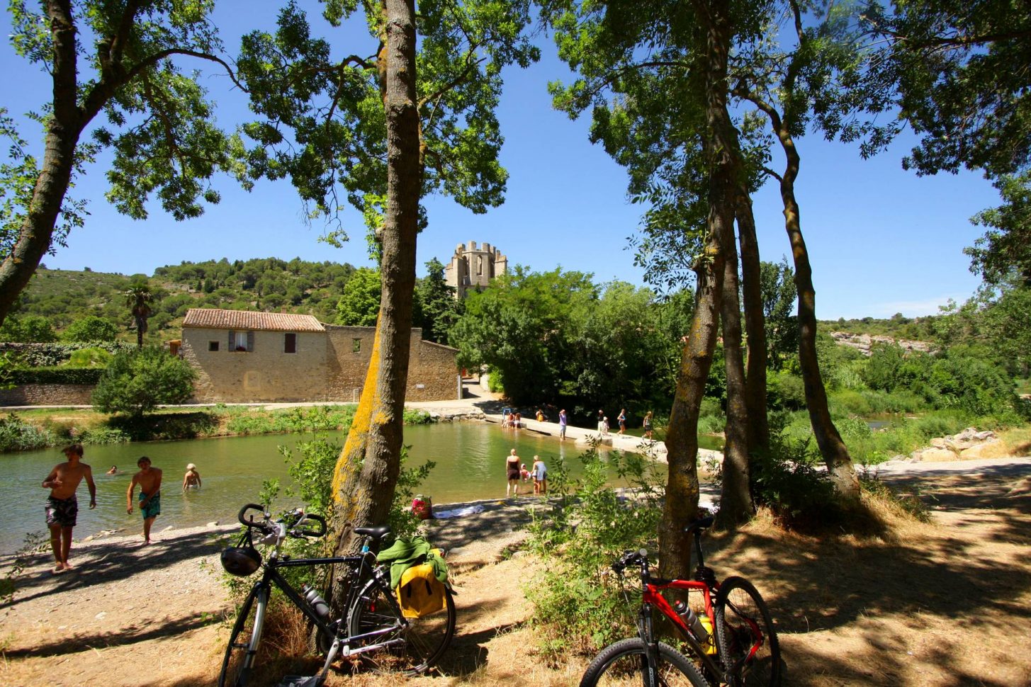 Pique-nique au bord de l'eau à Lagrasse ©Gilles Deschamps