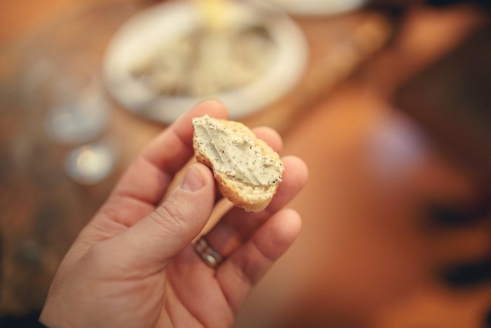 Dégustation de beurre truffé ©Vincent Photographie-ADT de l'Aude