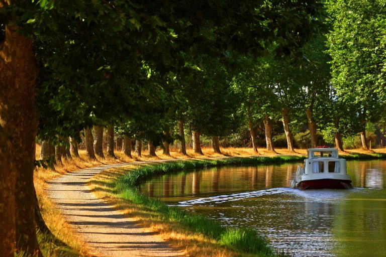 À vélo sur le Canal du Midi en Lauragais ©Céline Deschamps-ADT de l'Aude