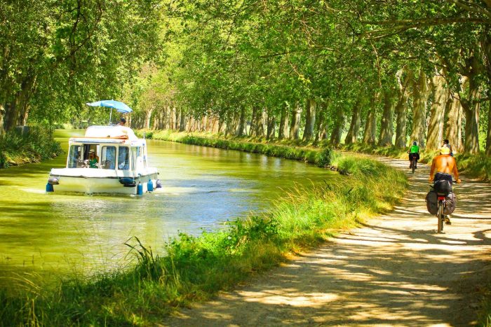 le Canal du Midi, bateaux et vélo ©C. Deschamps, ADT de l'Aude