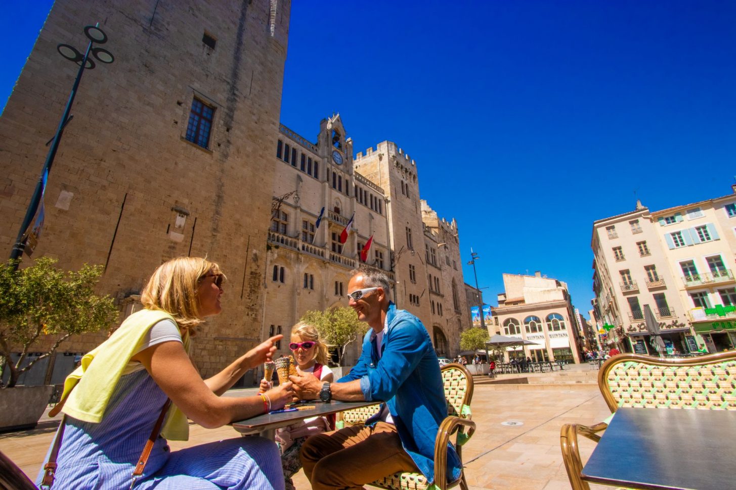 En terrasse devant le Palais des Archevêques à Narbonne ©Céline Deschamps-ADT de l'Aude