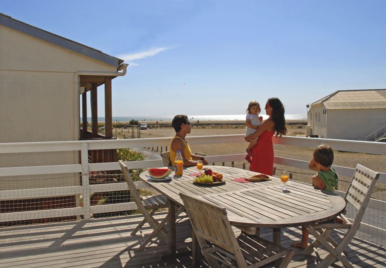 Petit déjeuner en famille aux chalets de Gruissan ©Office de Tourisme de Gruissan