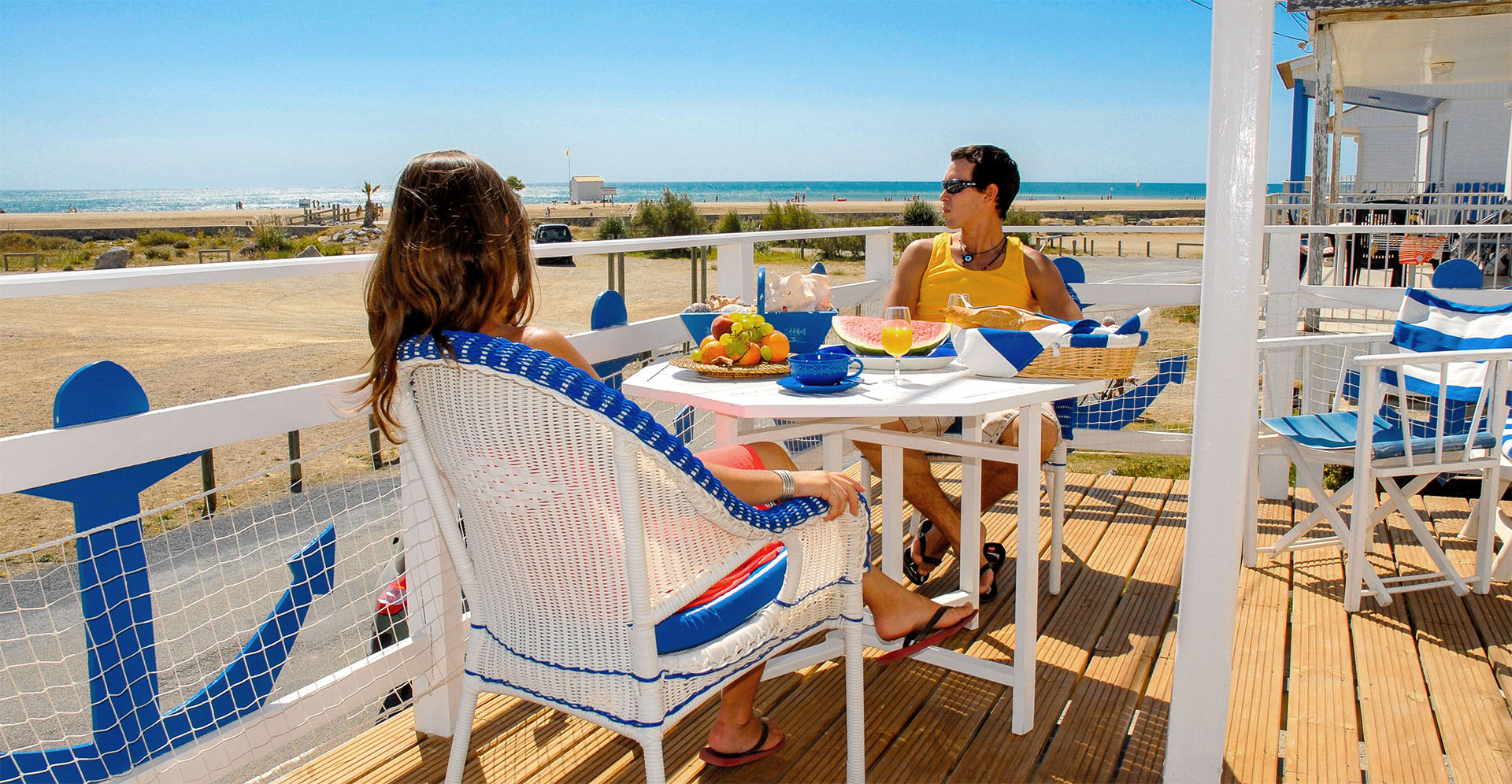 Petit déjeuner en terrasse aux chalets de Gruissan ©Office de Tourisme de Gruissan