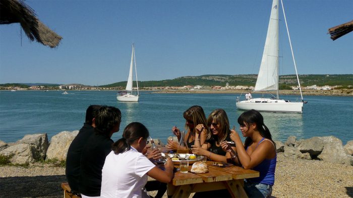 Manger un plateau de fruits de mer à La Perle Gruissanaise