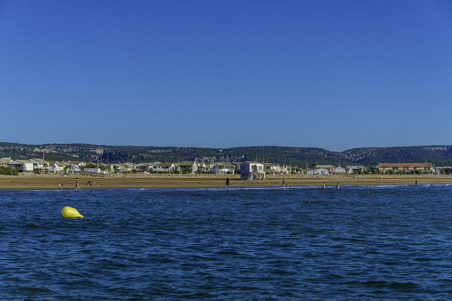 La plage de Gruissan et ses chalets ©Office de Tourisme de Gruissan