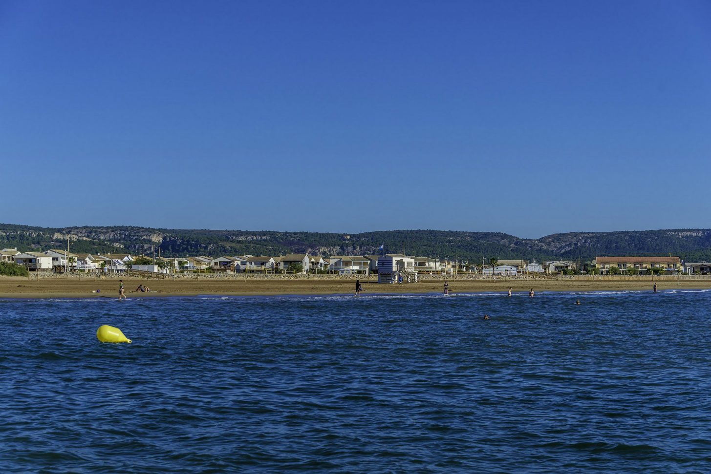 La plage de Gruissan et ses chalets ©Office de Tourisme de Gruissan