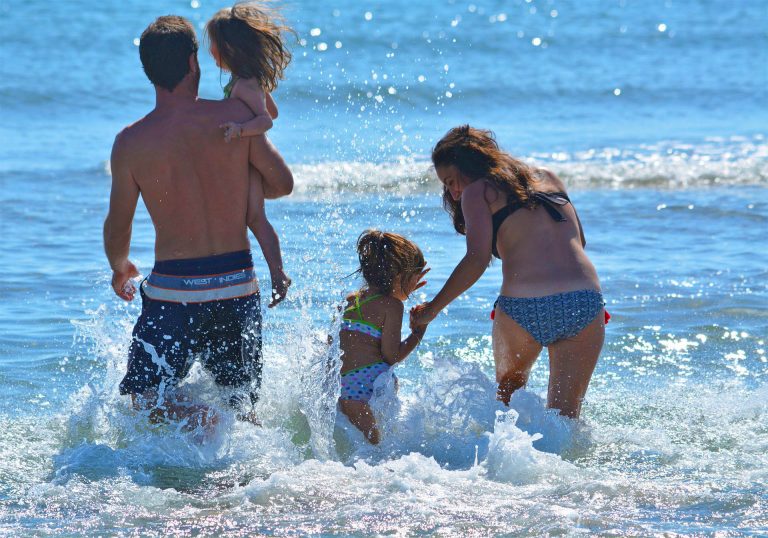 Baignade en famille à la plage de Gruissan ©Office de Tourisme de Gruissan