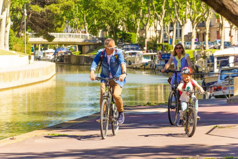 Balade à vélo le long du Canal de la Robine ©Céline Deschamps - ADT de l'Aude