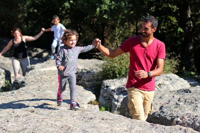 Le labyrinthe vert en famille à Nébias ©Sylvain Dossin - Office de Tourisme des Pyrénées audoises