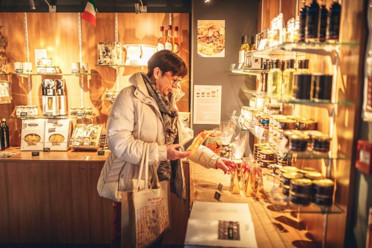 Visite de la boutique à la maison de la truffe ©Vincent Photographie-ADT de l'Aude