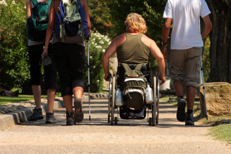 Randonnée en fauteuil tourisme-handicap © Céline Deschamps-ADT de l'Aude