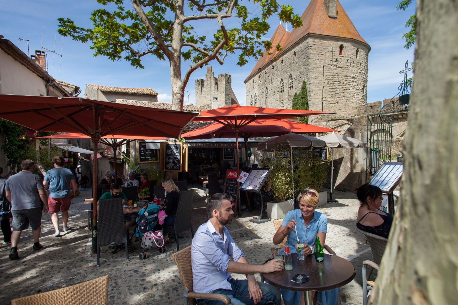 Café en terrasse sur la place Marcou ©Philippe Benoist - ADT de l'Aude