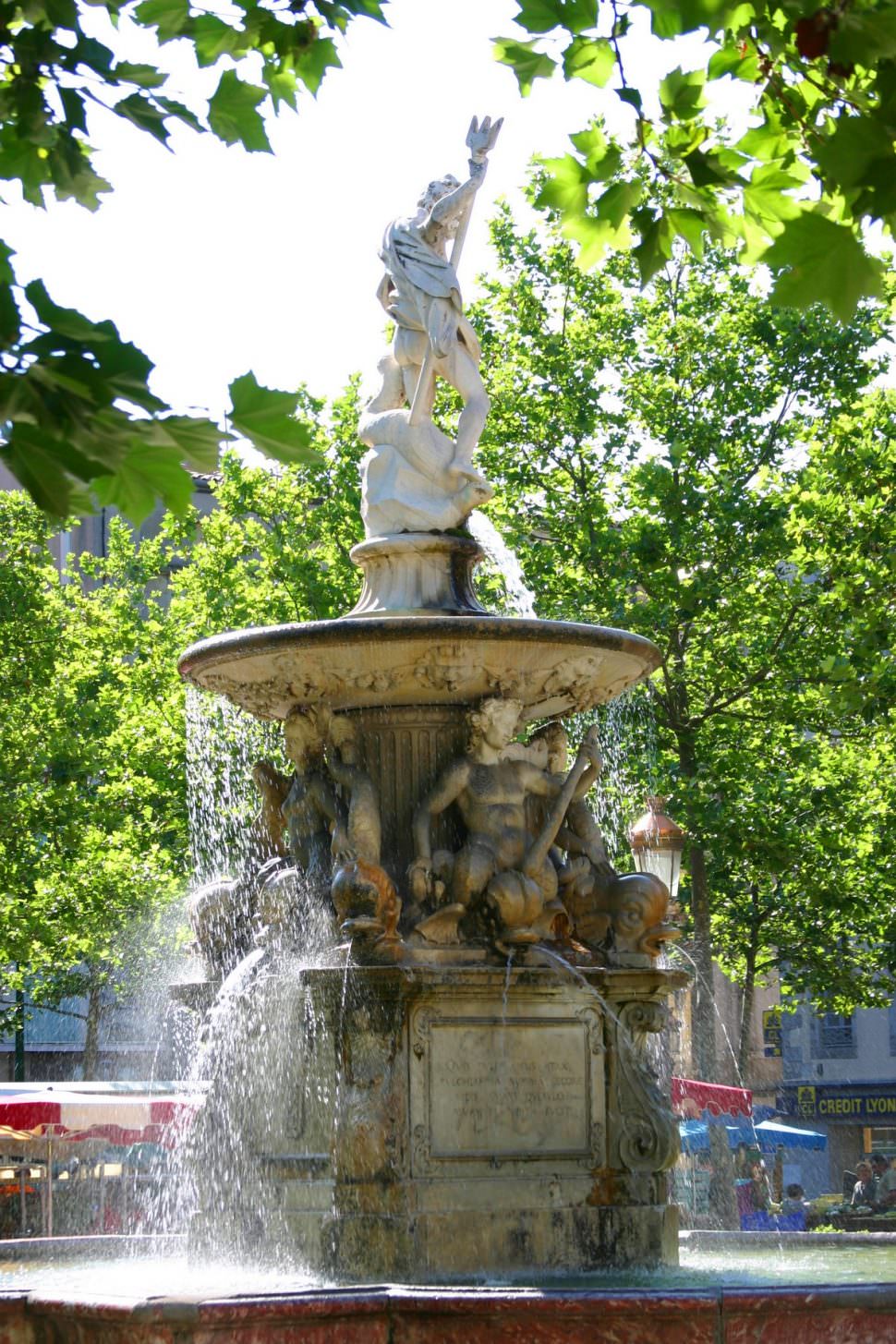 Carcassonne, place carnot, fontaine neptune