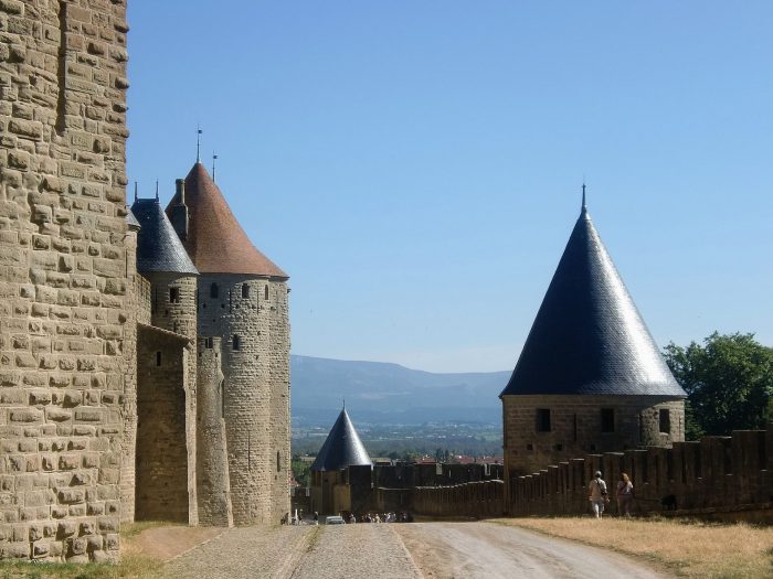 Balade dans la lice de la Cité de Carcassonne ©ADT de l'Aude