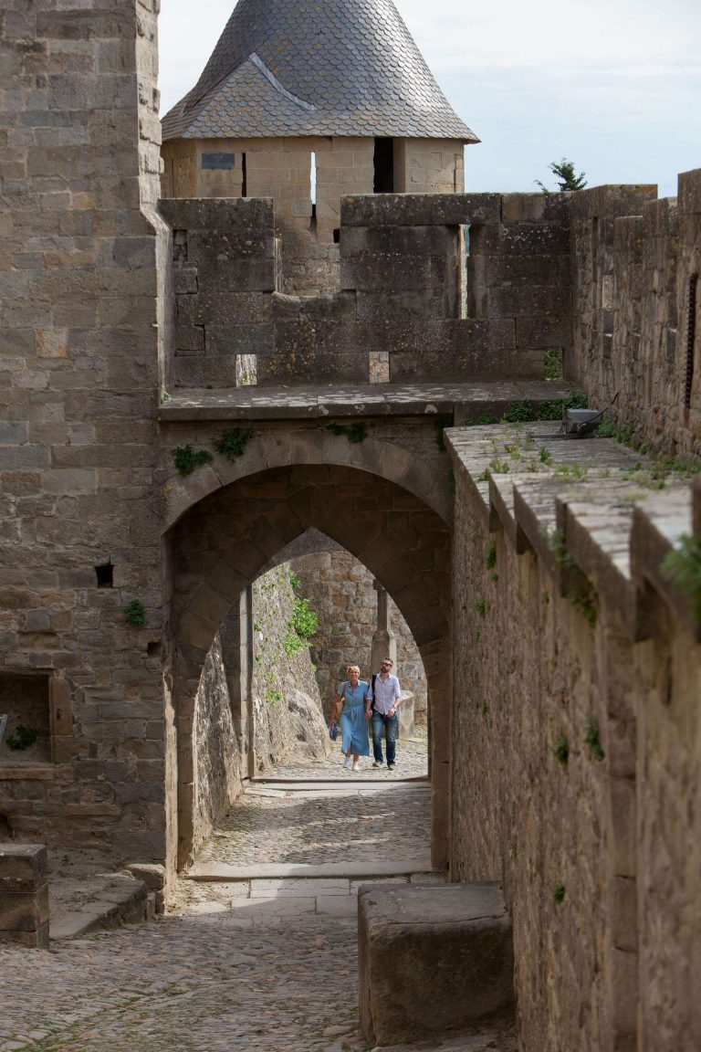 Visite de la Cité de Carcassonne en couple, porte d'Aude ©Philippe Benoist - ADT de l'Aude