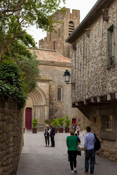 Balade dans les rue de la Cité de Carcassonne en couple ©Philippe Benoist-ADT de l'Aude