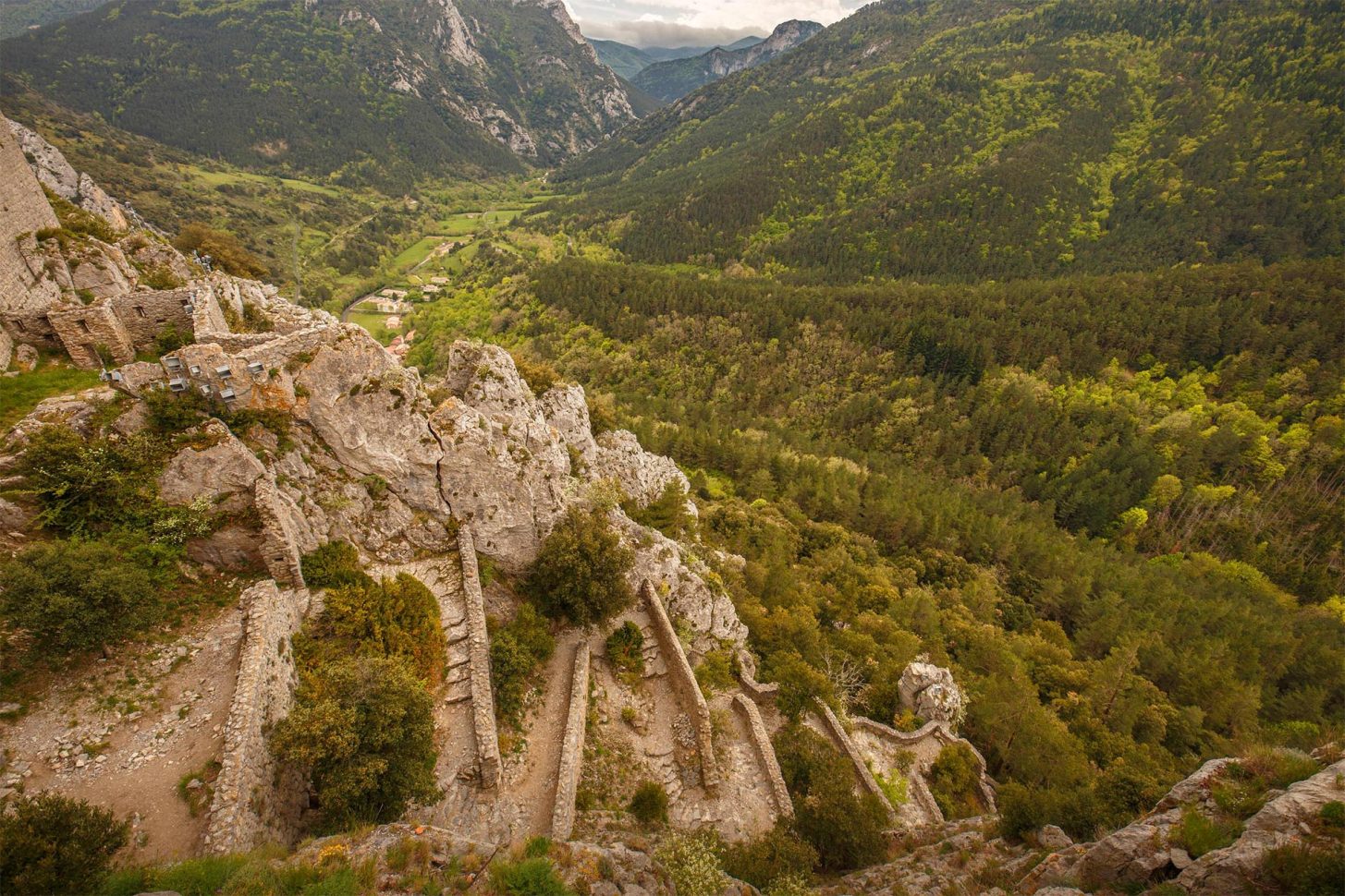 Chemin pédestre menant au château de Puilaurens ©Vincent Photographie