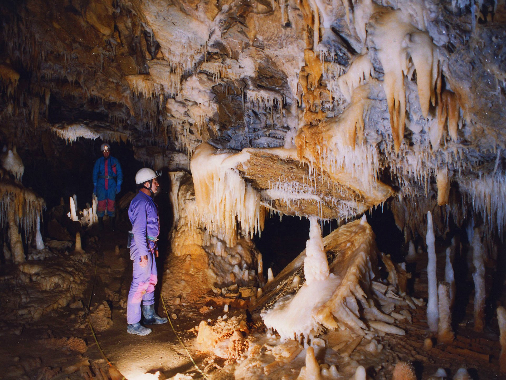 Descente en spéléologie dans la grotte de l'Aguzou à Escouloubre ©Phillippe Moreno-ADT de l'Aude