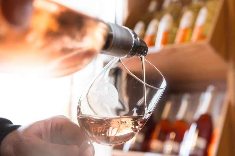 Dégustation de vin au caveau de Fontfroide ©Rogier Fackeldey-Abbaye de Fontfroide