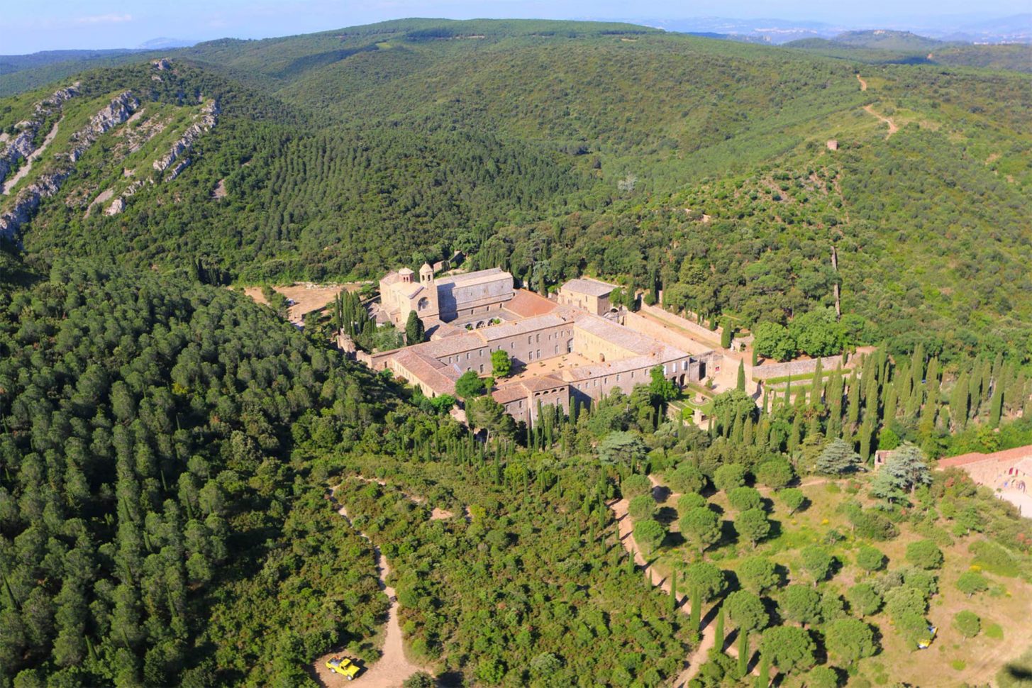 Narbonne, abbaye de fontfroide, vue panoramique, massif