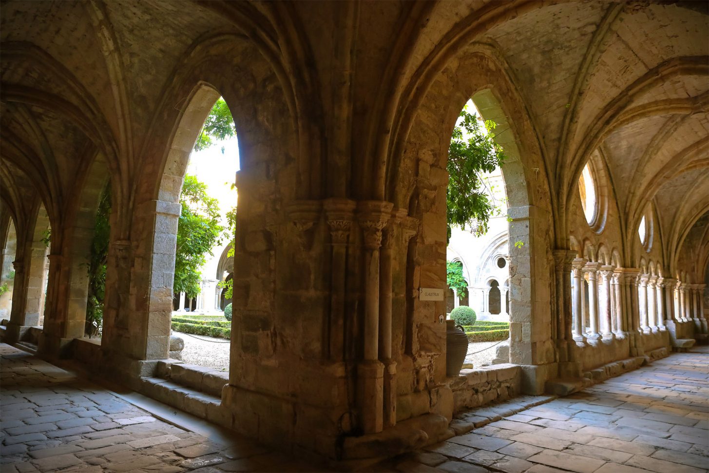 Visite du cloître de l'abbaye de Fontfroide ©Bernard Delmas-Mairie Narbonne