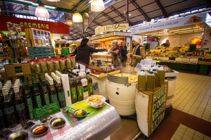 Narbonne, les halles, vendeur, huile