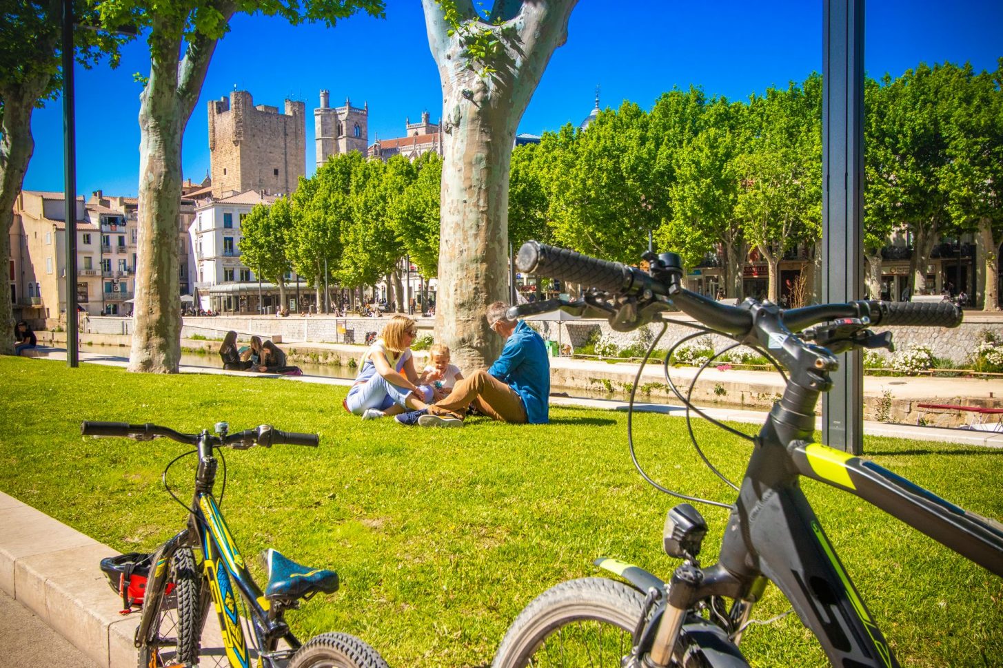 Pause en famille le long du Canal de la Robine à Narbonne© Céline Deschamps - ADT de l'Aude