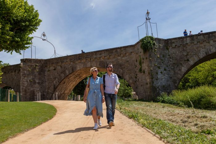 Balade en couple Carcassonne, pont vieux, couple