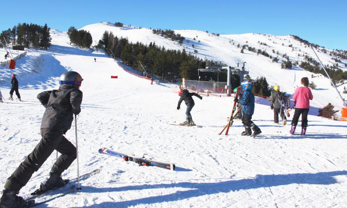 Les activités ski en famille à Camurac, station de ski des Pyrénées audoises © Sylvain Dossin - Office de Tourisme des Pyrénées audoises