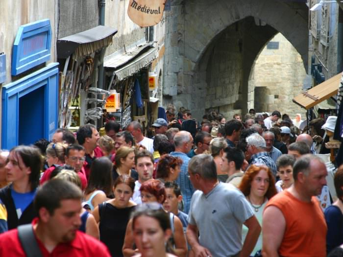 Passage dans la Cité de Carcassonne, rue Cros Mayrevieille ©ADT de l'Aude