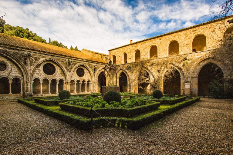 L'Abbaye de Fontfroide et son cloître ©Vincent Photographie