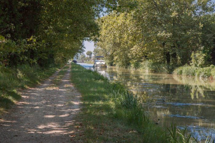 Au bord du Canal de la Robine à Narbonne © H.Blanquier-VTT Évasion