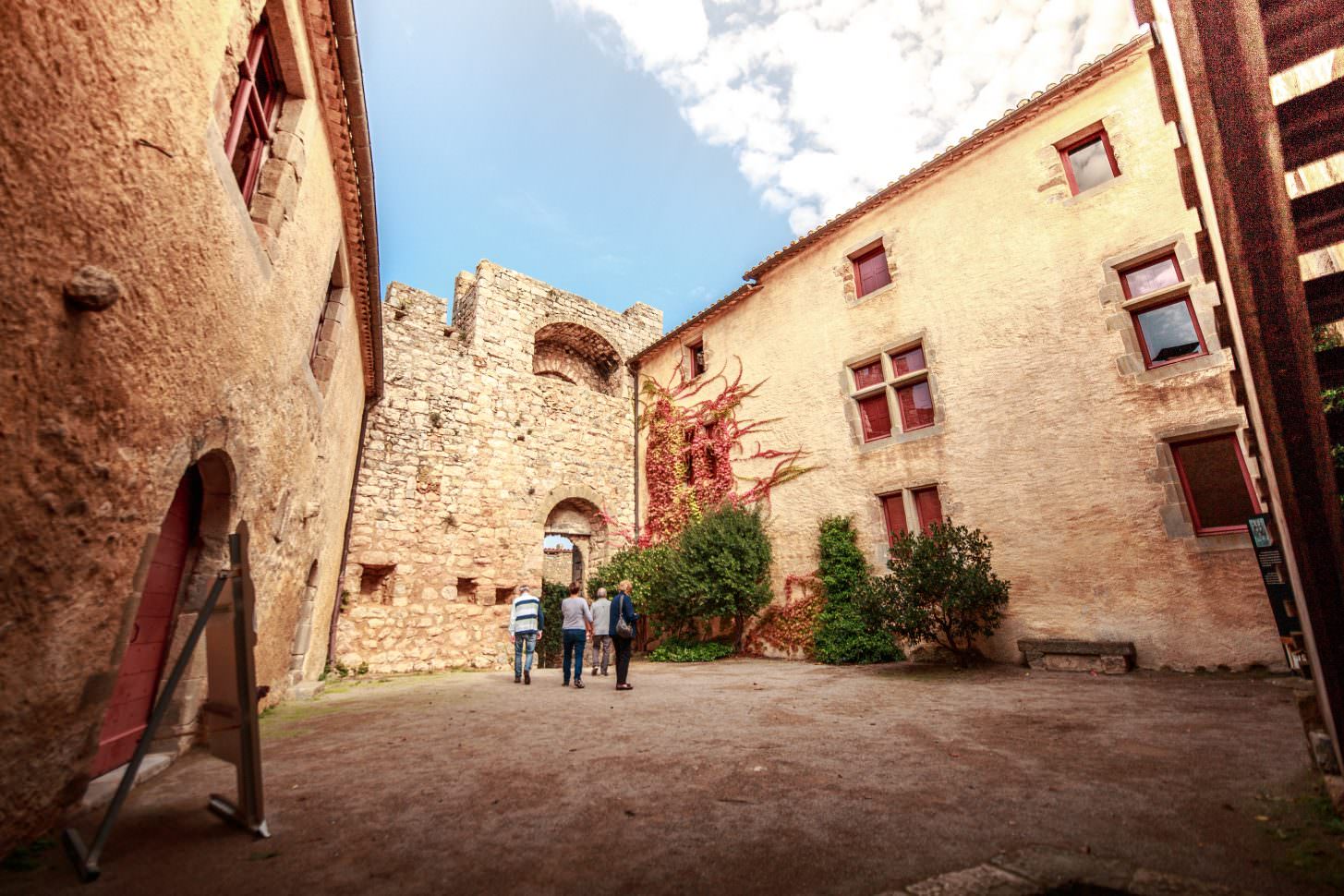 Dans la cour du Château de Villerouge ©Vincent Photographie