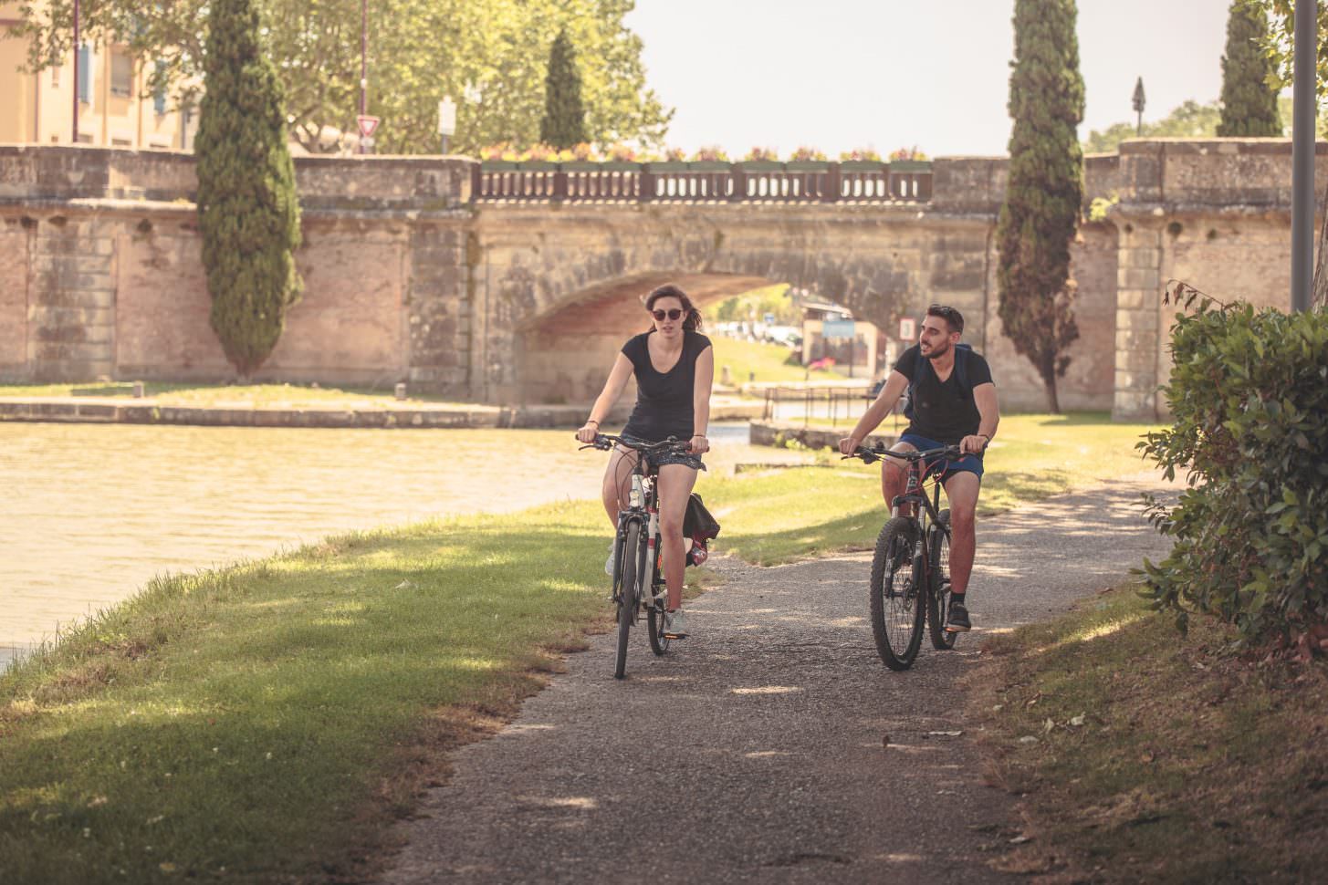 Castelnaudary, pont, balade à vélo le long du Canal du Midi