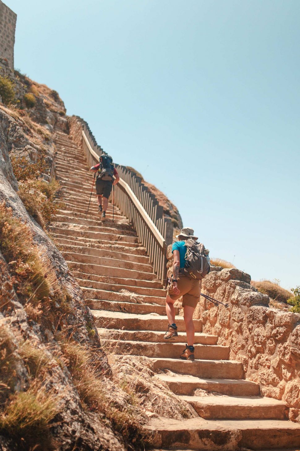 Randonner sur le Sentier Cathare en direction du Château de Peyrepertuse ©Vincent Photographie