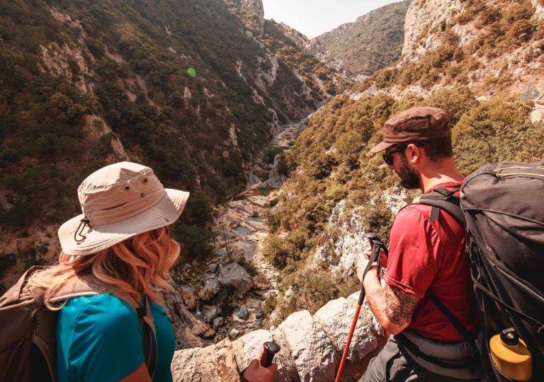 Randonneurs sur le Sentier Cathare par les gorges de Galamus ©Vincent Photographie-ADT de l'Aude