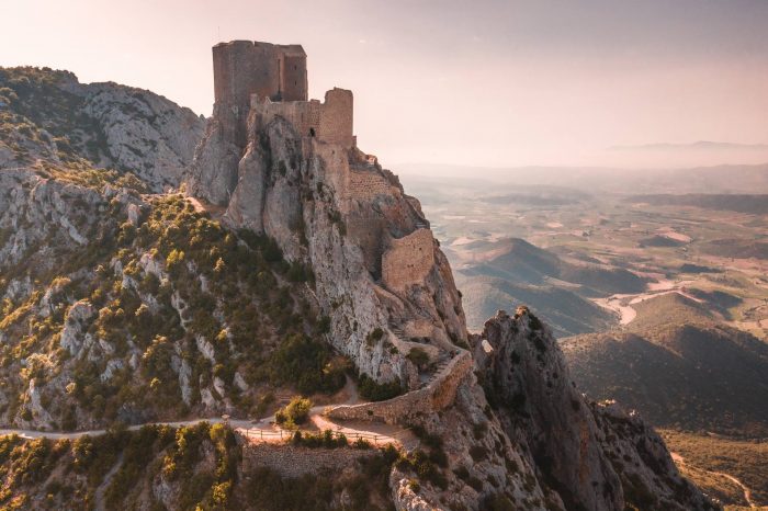 Le Sentier Cathare en passant par Château de Quéribus ©Vincent Photographie