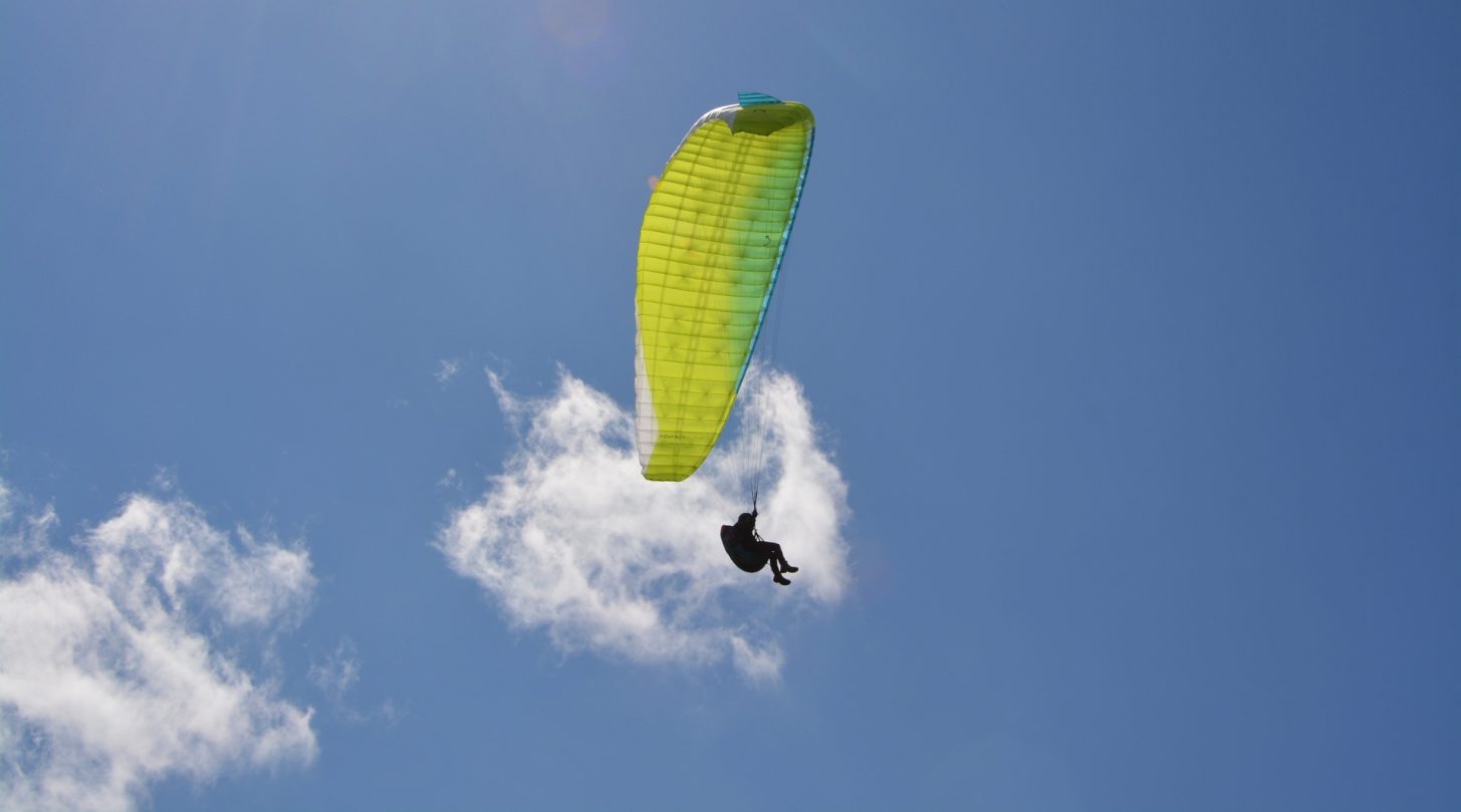 Parachutiste en descente © JacLou DL
