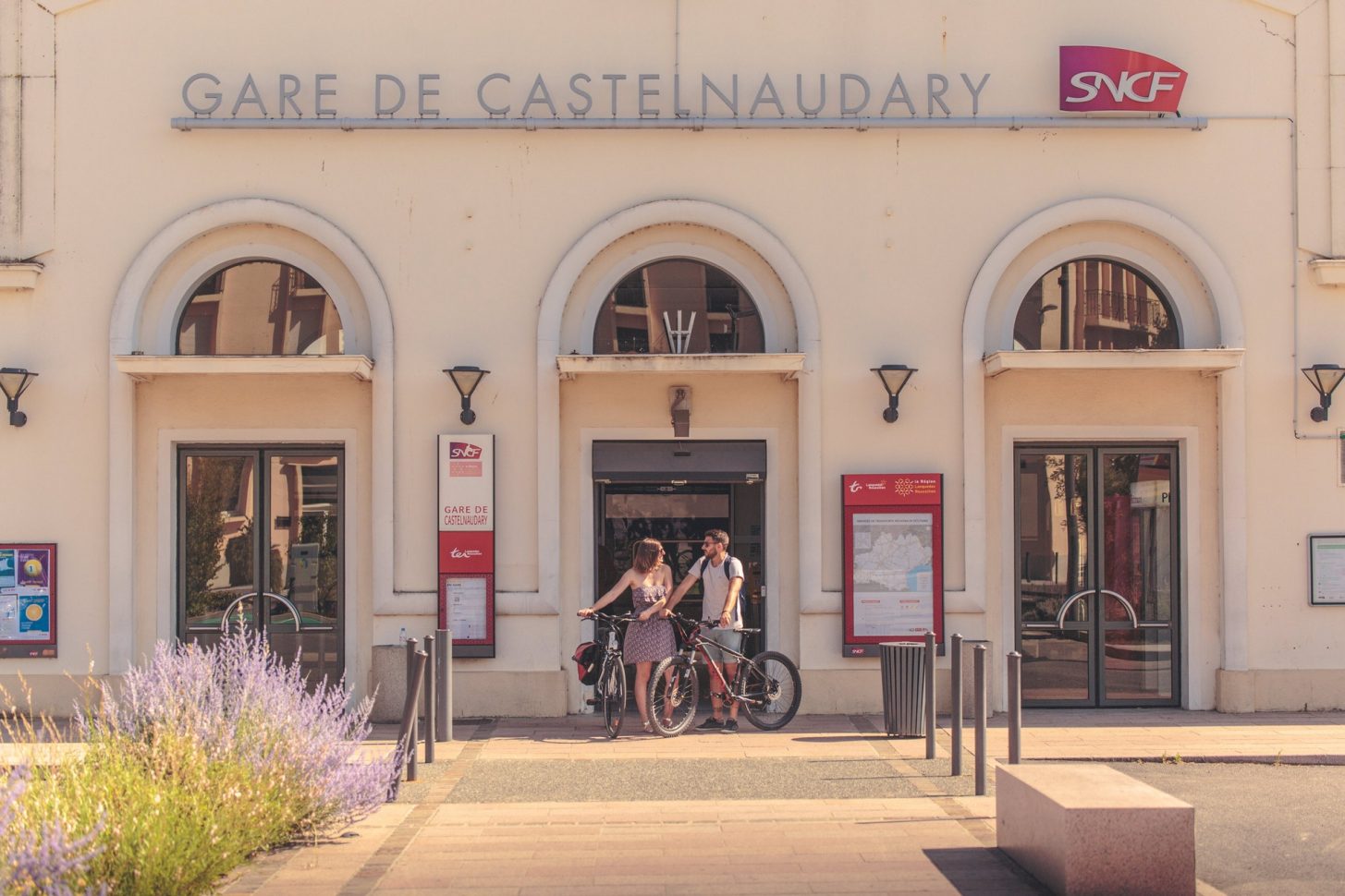 Gare de Castelnaudary, Couple à vélos © Vincent Photographie