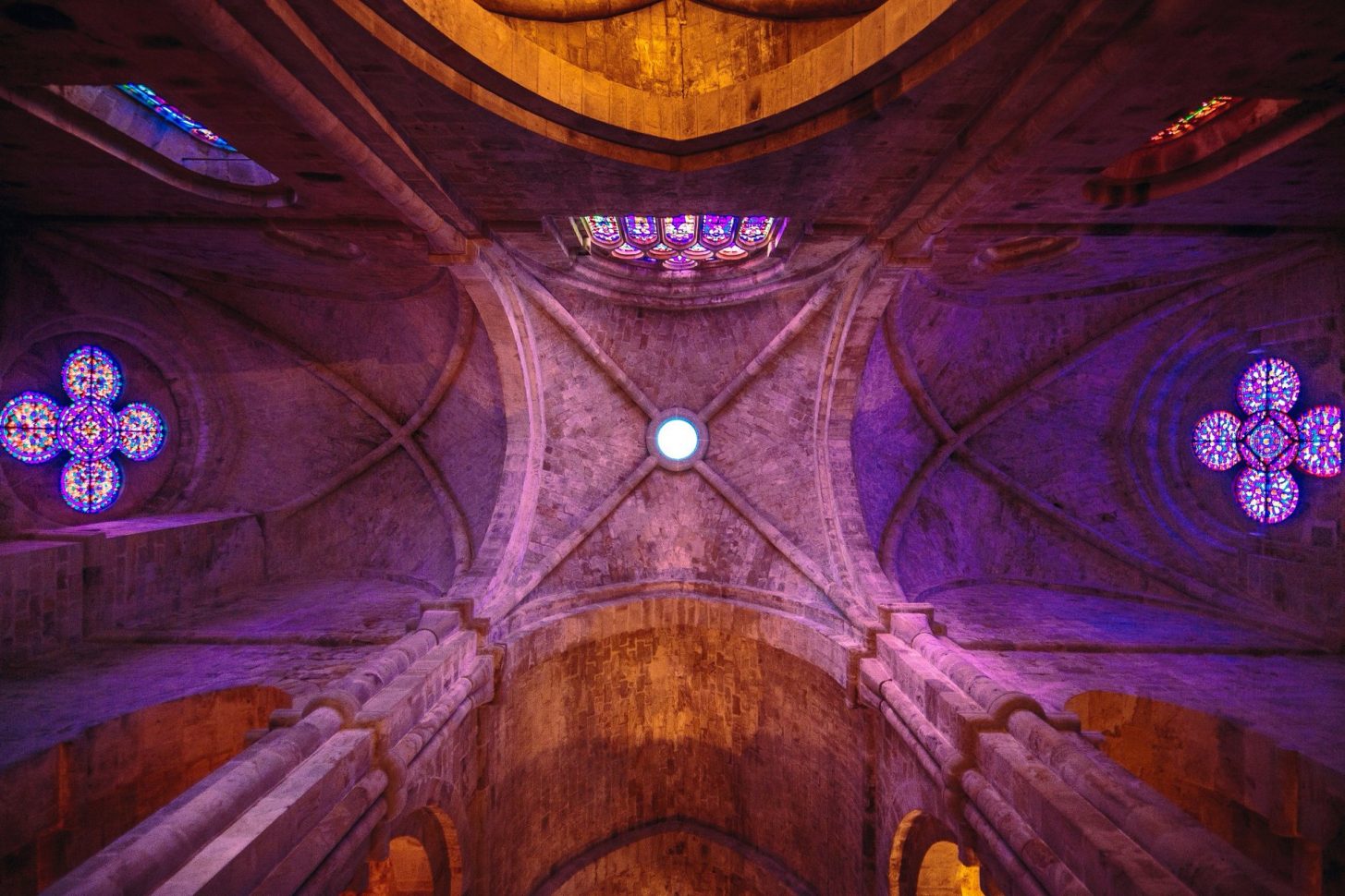 Abbaye de Fontfroide, vitraux, crédit Vincent Photographie