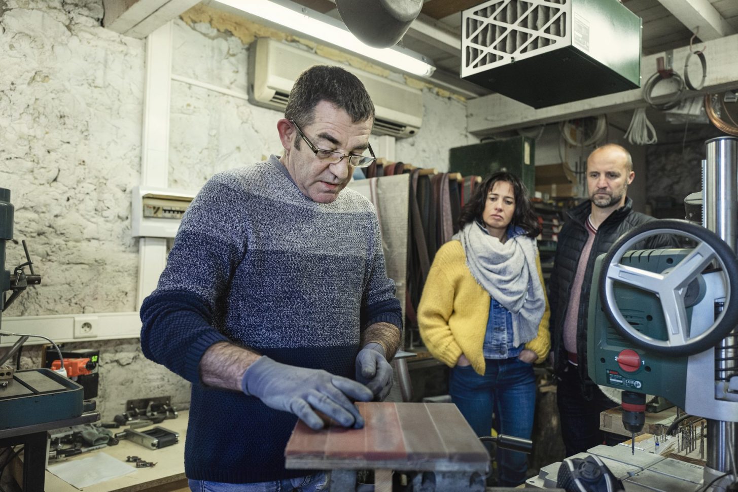 Philippe, Hérail, coutelier d'art à Molandier, en pleine création