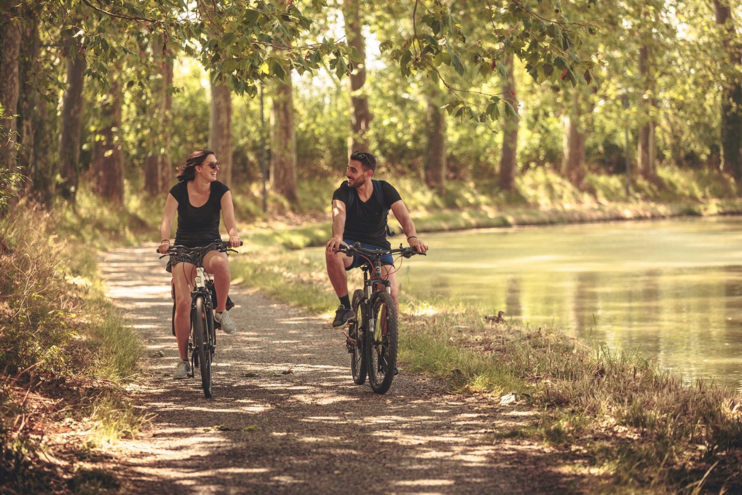 Couple en vélo le long du Canal du Midi © Vincent Photographie