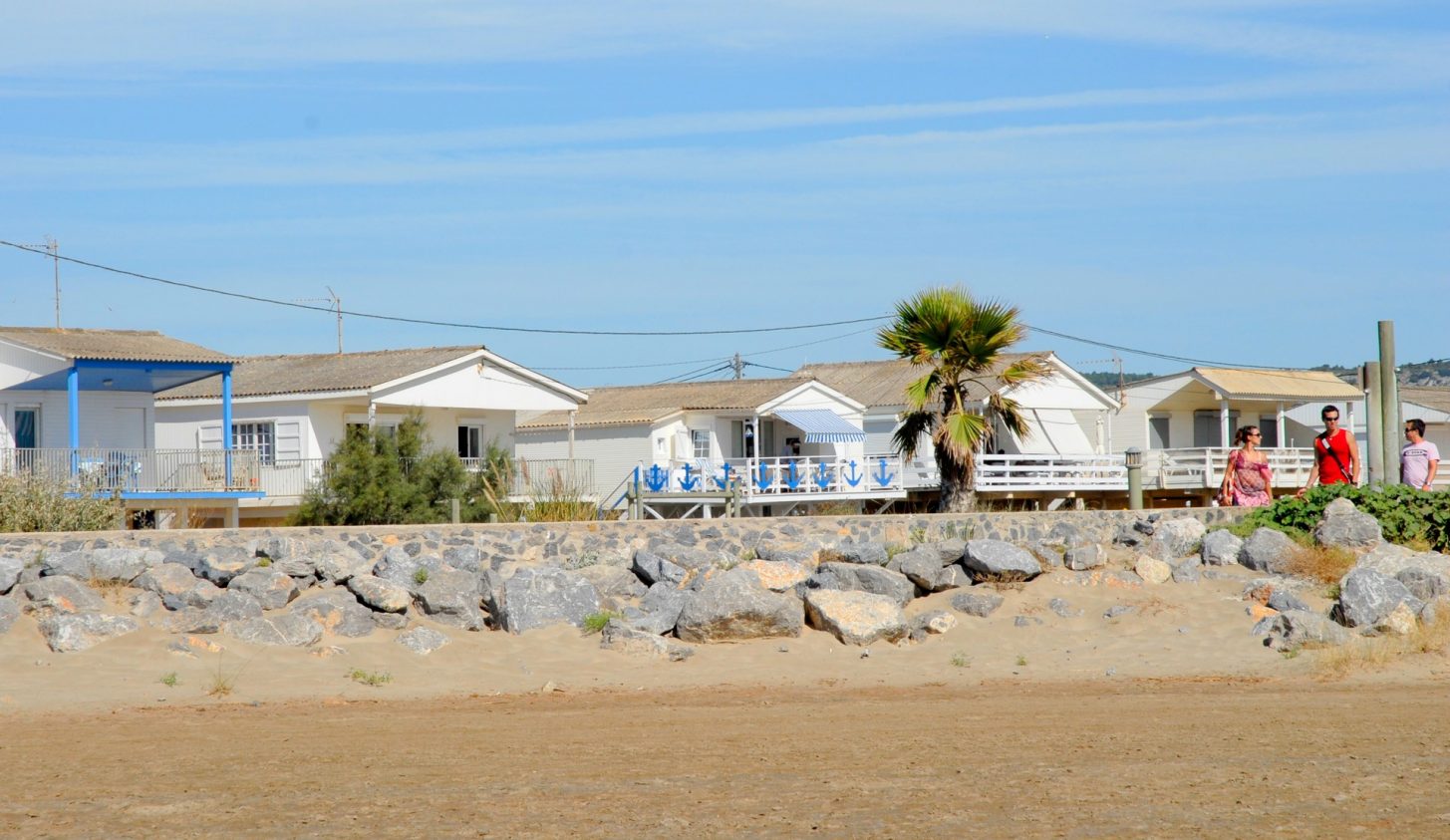 Balade à la Plage des Chalets à Gruissan © Office de Tourisme Gruissan