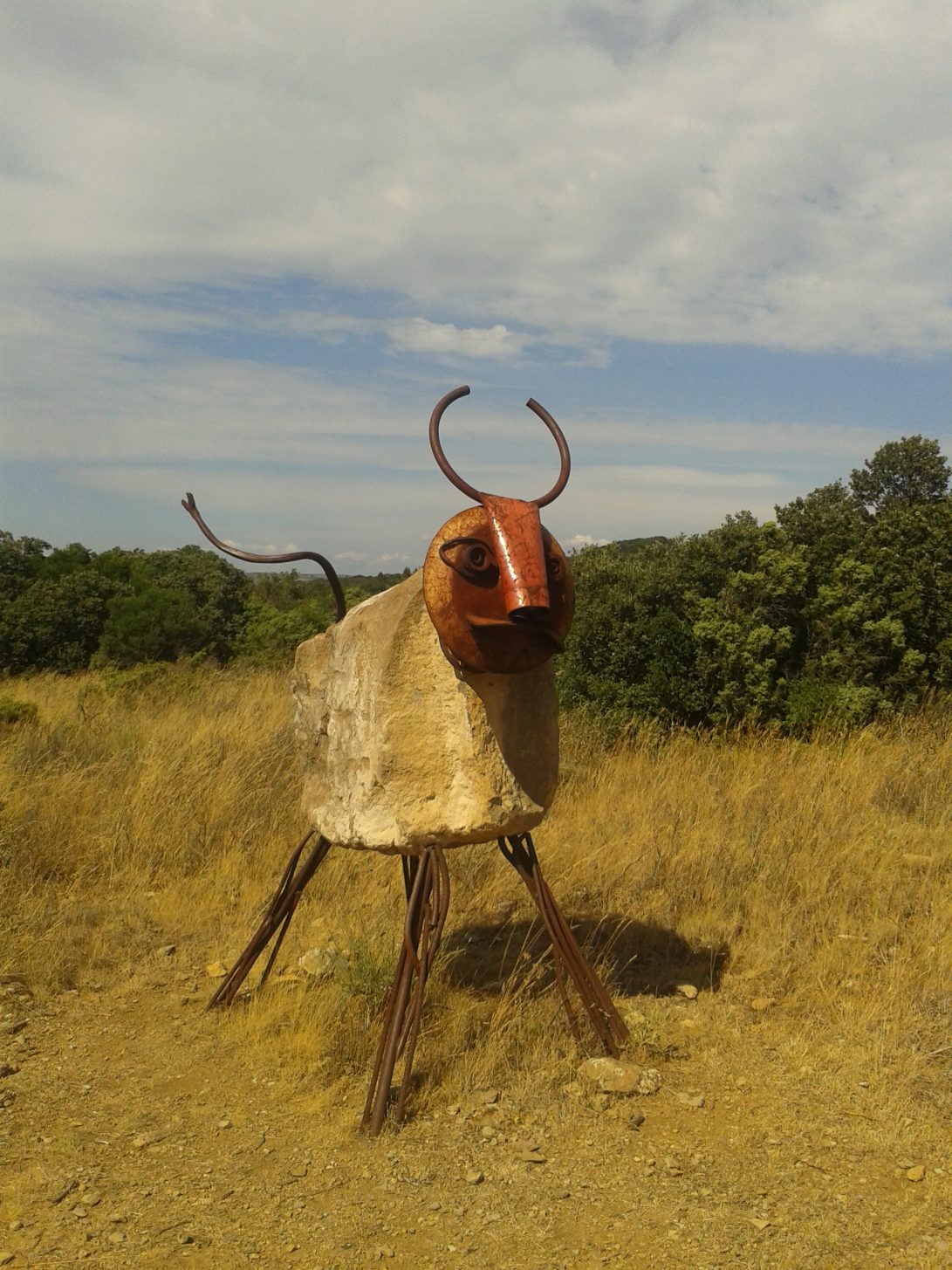 Oeuvre d'art contemporaine sur le sentier de Mayronnes ©ADT de l'Aude