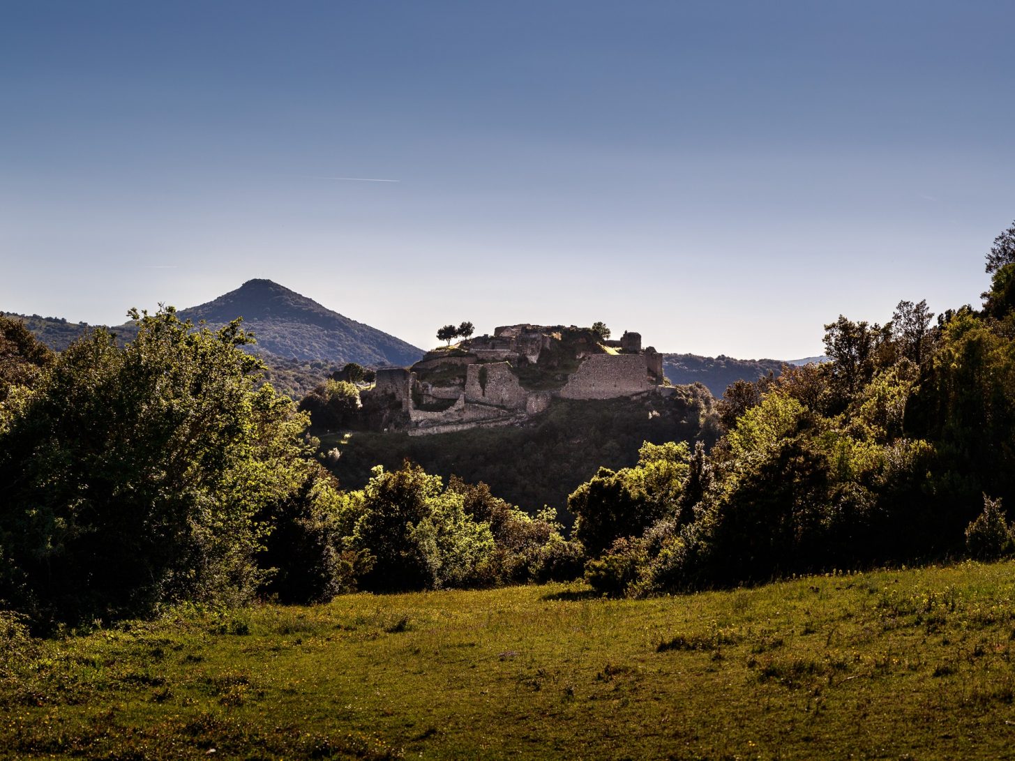 Randonnée pédestre en direction du Château de Termes ©Vincent Photographie-ADT de l'Aude