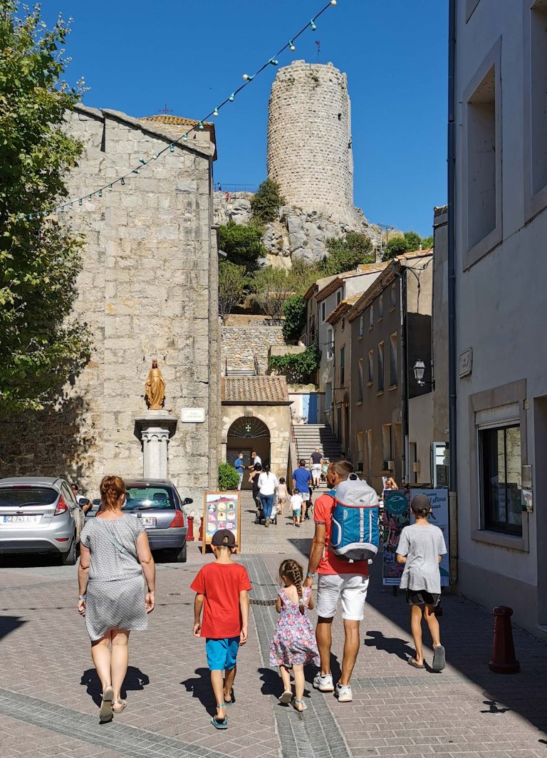 Balade en famille au village de Gruissan ©ADT Aude