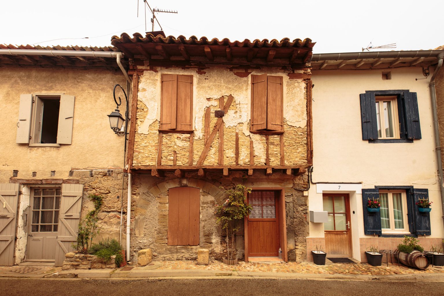 Maison à pans de bois dans le village de Saint-Papoul ©Vincent Photographie-ADT de l'Aude