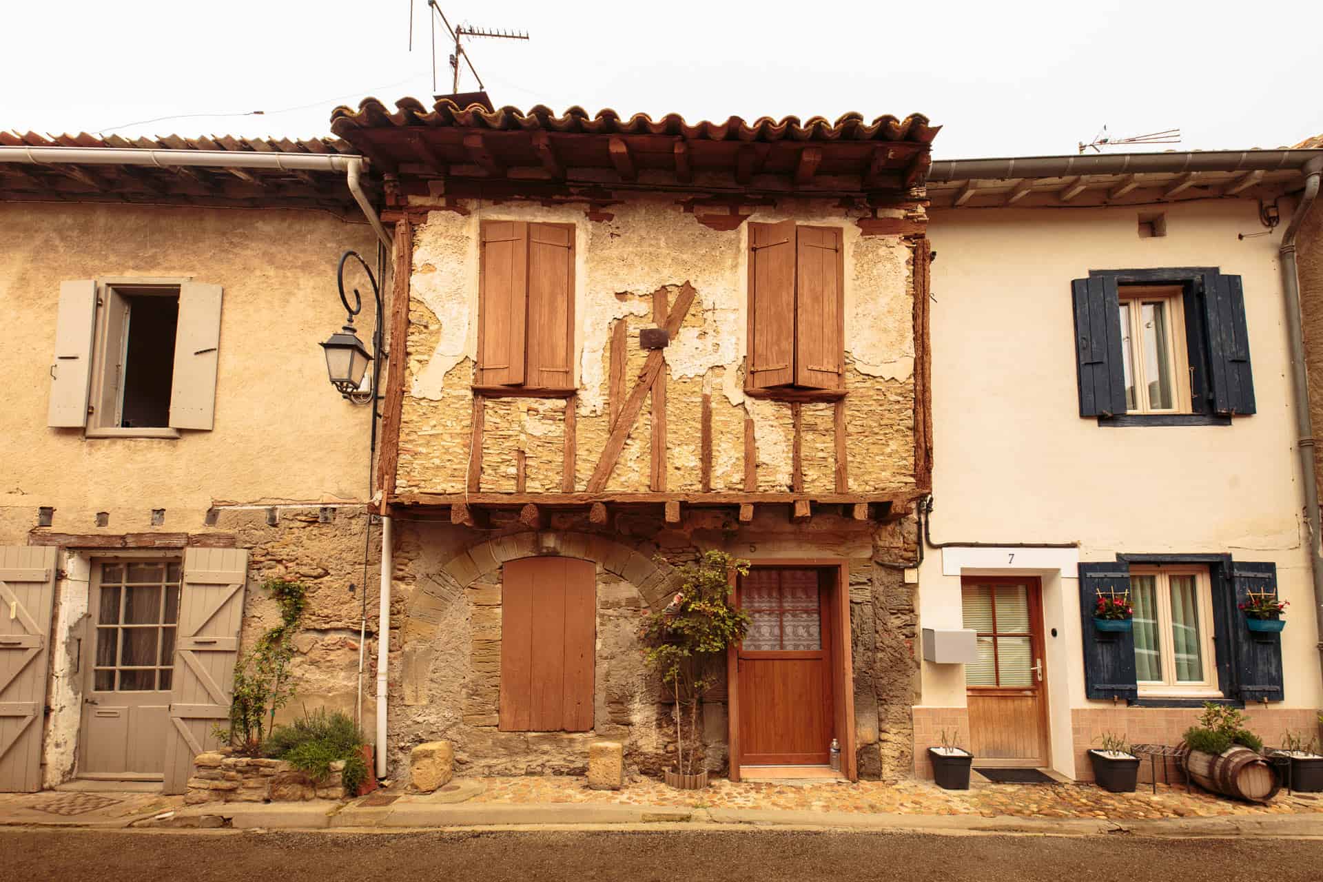 Maison à pans de bois dans le village de Saint-Papoul ©Vincent Photographie-ADT de l'Aude